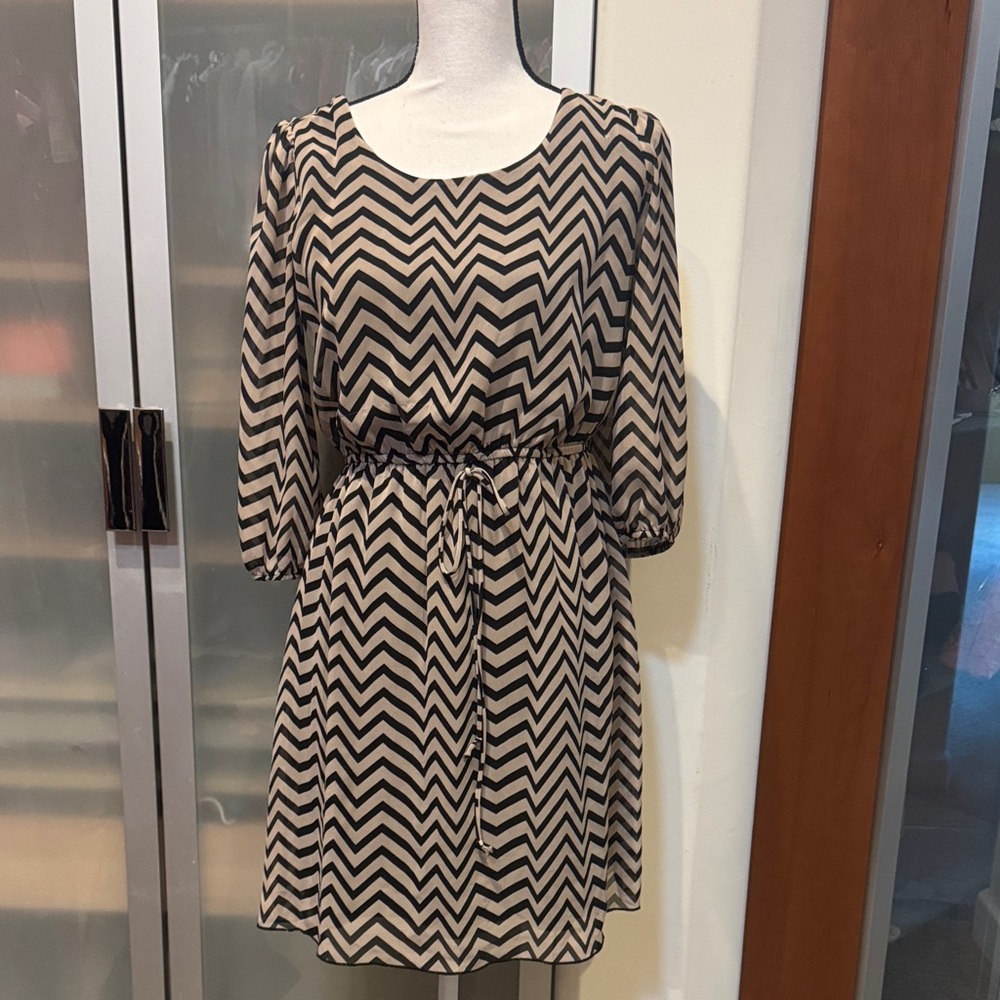 Enfocus Studio Beige and Black Chevron Tie-Waist Mini Dress
